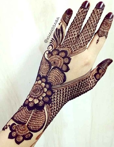 Trendy Back Hand Mehndi Idea